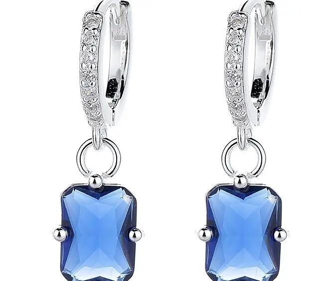 Hopeakorvarenkaat roikkuvat siniset zirkoniat