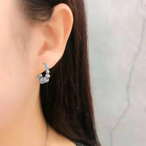 Hopeiset korvarenkaat palloilla - hopeakorvakorut