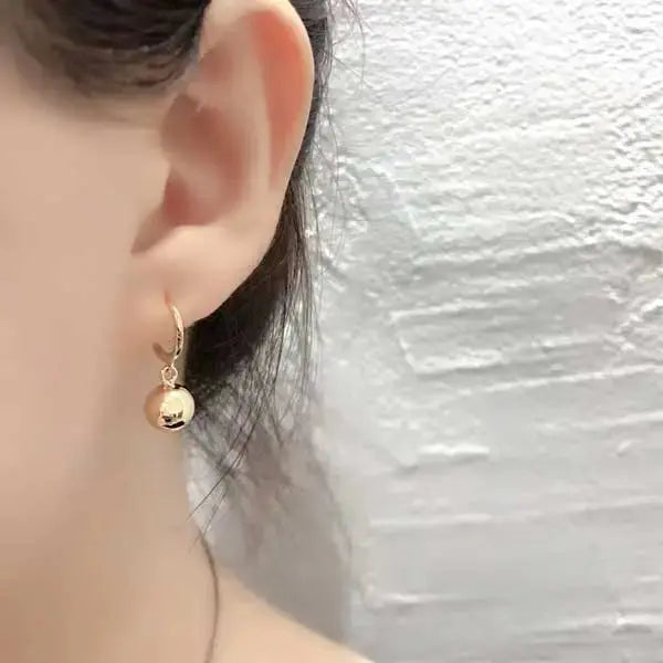 Hopeiset kullatut korvarenkaat roikkuvat - hopeakorvakorut