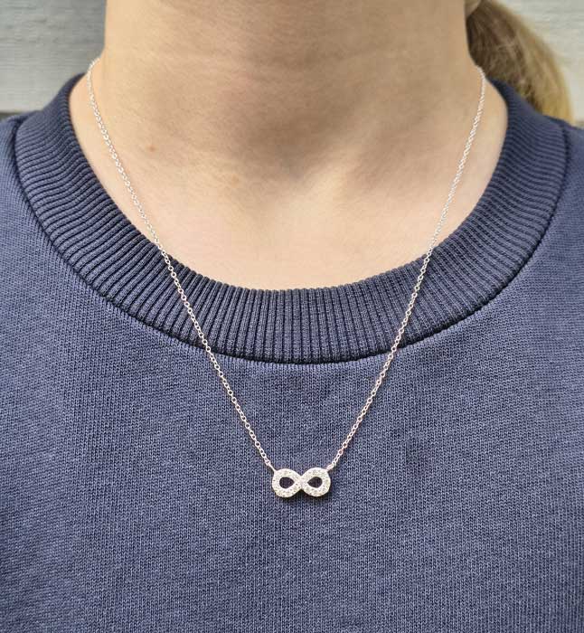 Hopeakaulakoru Infinity-symbolilla