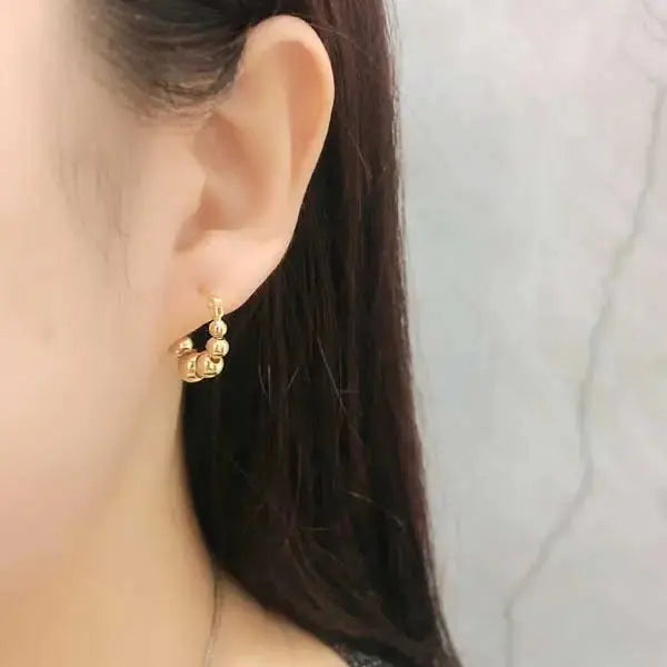 Kullatut hopeakorvarenkaat palloilla - hopeakorvakorut