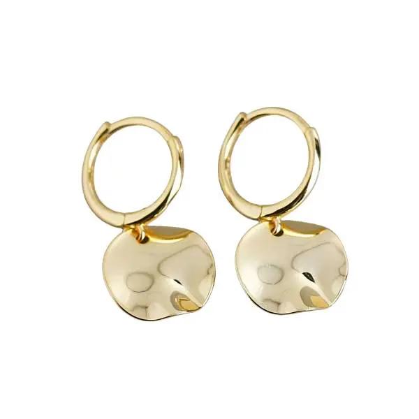 Hopeiset kullatut korvarenkaat laatoilla HM Koru